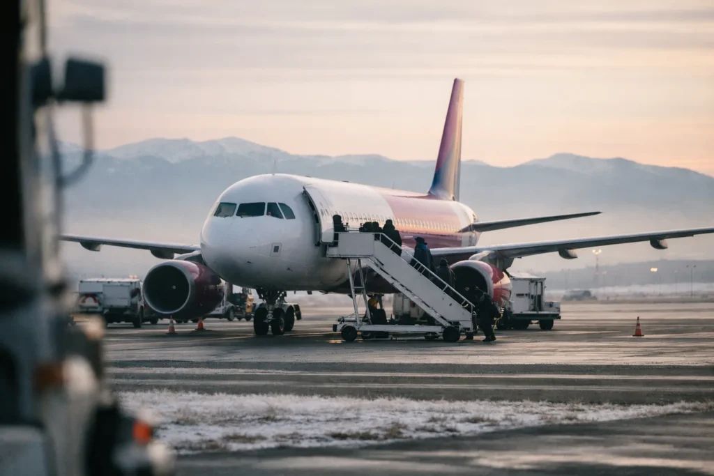 Passagierjet auf dem Vorfeld des Flughafens Brasov im blassen Licht eines Wintermorgens
