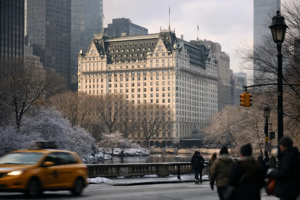 Exterior do The Plaza Hotel junto ao Central Park, numa manhã de inverno suave, visto do outro lado da rua